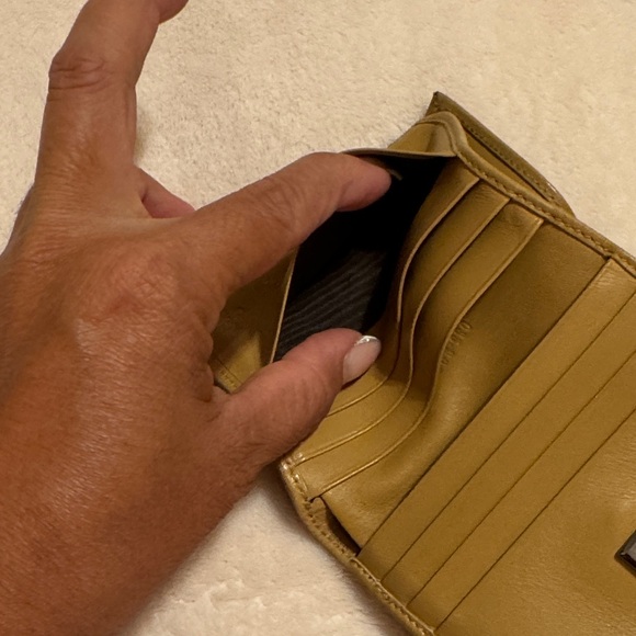 Gucci Tan Leather Wallet with Silver Clasp - Picture 9 of 16